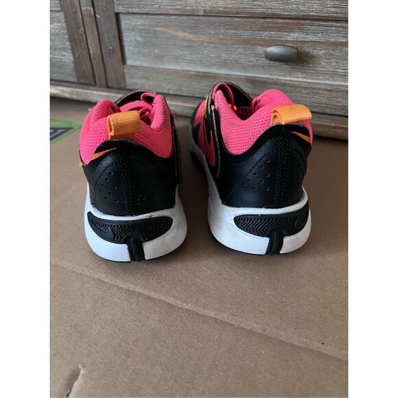 Nike Kids' Team Hustle D 11 Basketball Sneaker size 3 Y - Picture 3 of 5